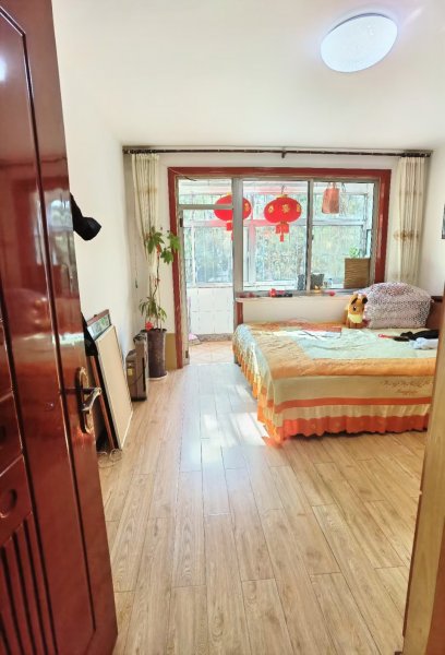 东苑小区（政府二区）1楼，三室朝阳，带家具家电拎包入住，45