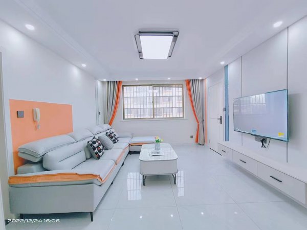 兴发小区小区三楼89平，三室精装修，带家具家电