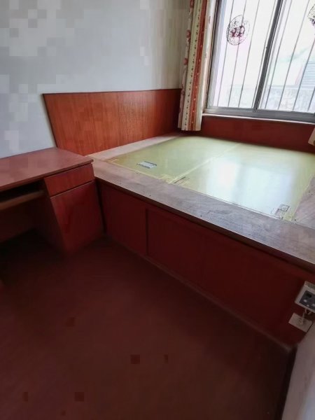 城东二区 ，二实小跟前一楼93平，中装三室双气齐