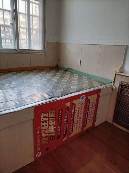 东山小区一楼边户72平，三室中厅，卫生间带窗