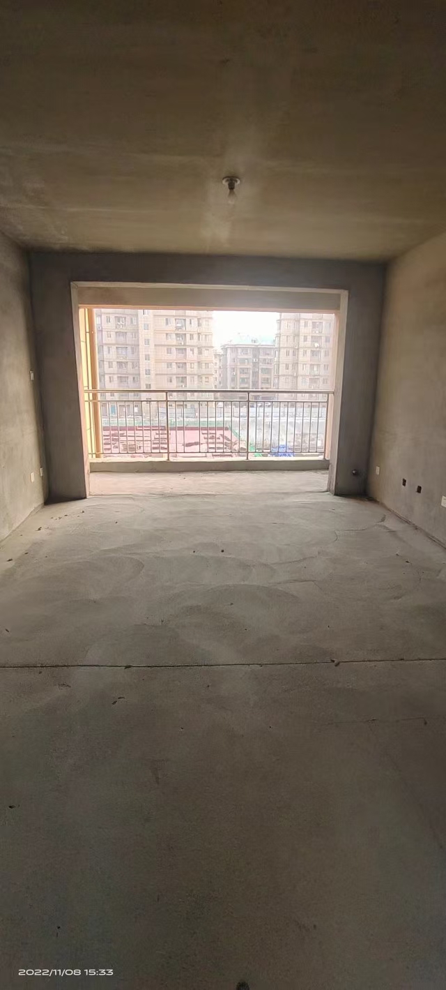 丽景华庭三期电梯3楼，117平米左右，三室两卫，诚售66.8