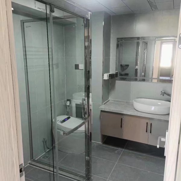 富豪城小区坡下3楼半面积106平，高档全屋定制 家具齐全，3