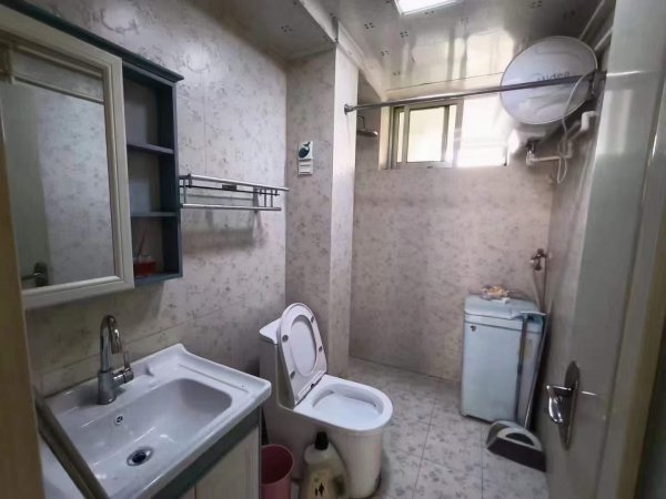 光明小区2楼，2室一个衣帽间，65.8平，去年精装，家电齐全