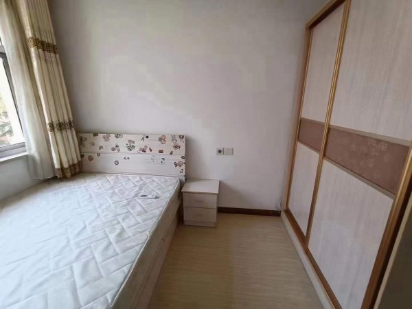 光明小区2楼，2室一个衣帽间，65.8平，去年精装，家电齐全