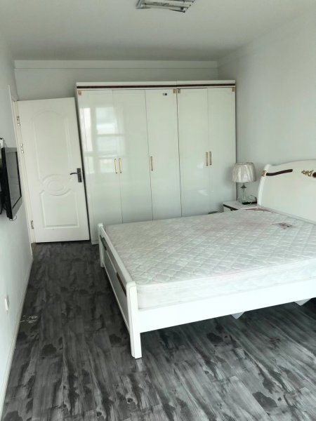 香格里拉一区框架一楼105平，三室两卫，赠送全部家具家电，7