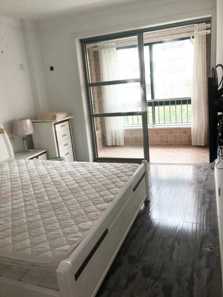 香格里拉一区框架一楼105平，三室两卫，赠送全部家具家电，7