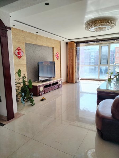 罗马阳光城三楼边户155平方精装短住，家具家电齐全，三个电视