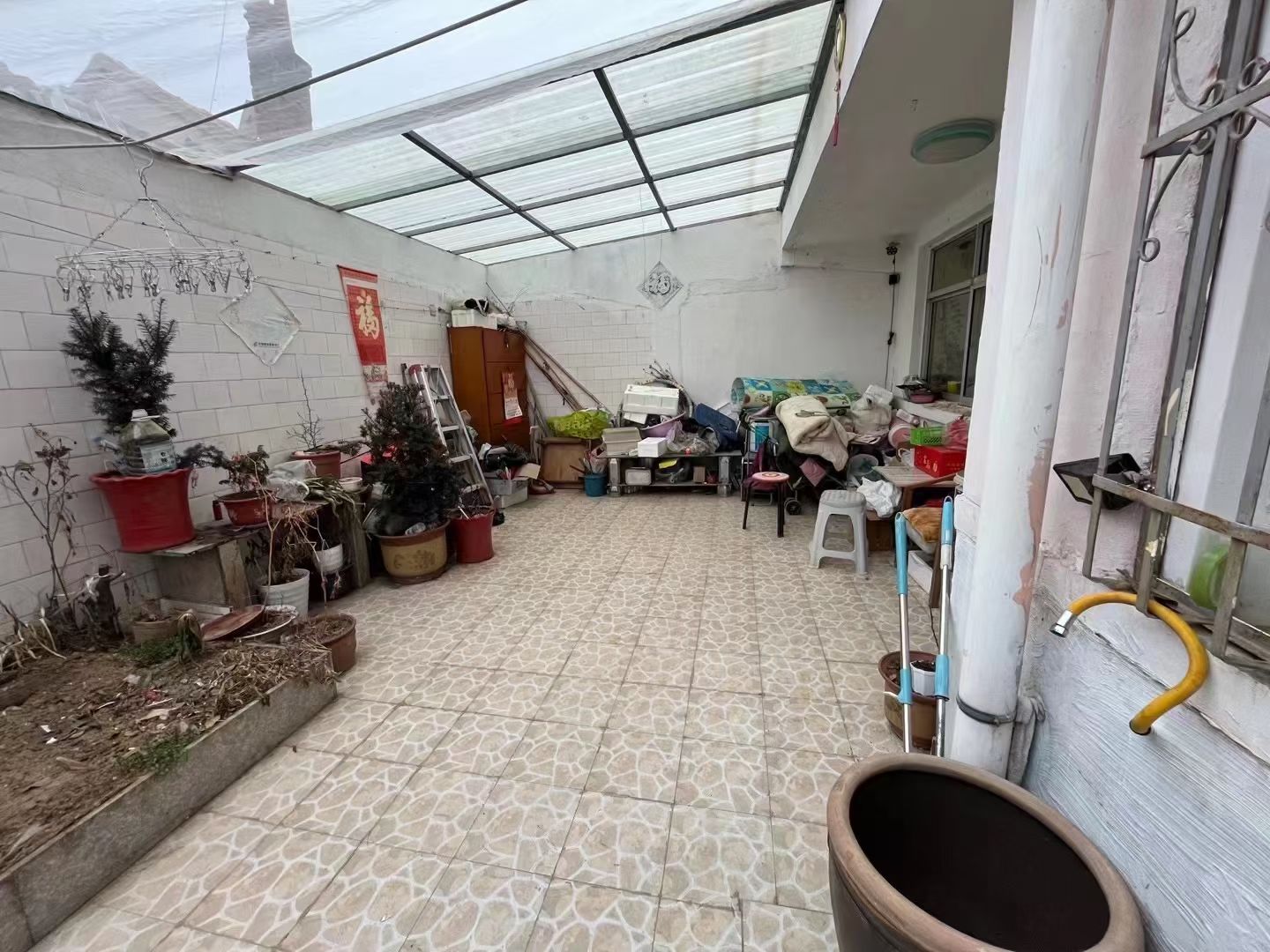 电业小区一楼：77平两室带20多平的小院，精装短住，地暖天然