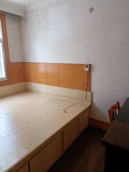 东山小区一楼 北区不贴地家里非常干净楼下大停车场 拎包入住 