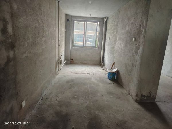 吉房出售西馨园二期，一楼毛坯，87.95平三室一厅，43.8