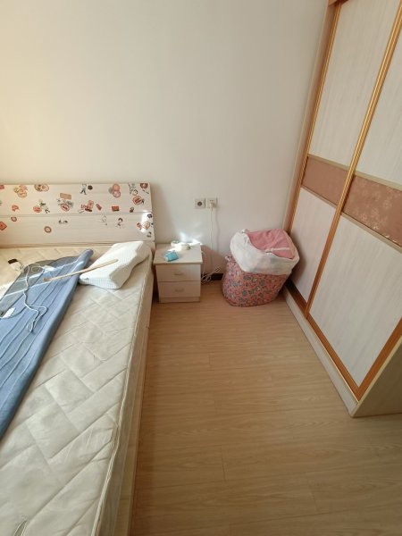 光明小区2楼边户，三室，65.8平，去年精装，仅售36.8万