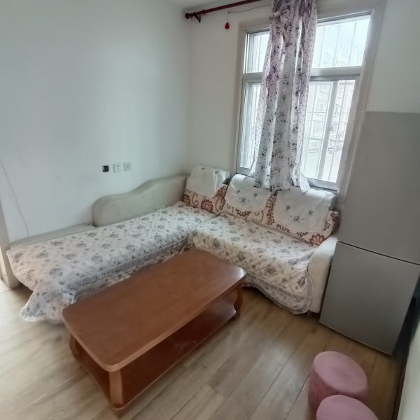 胜利花园一楼73平左右，3室距离二实小一道之隔，诚售46.8