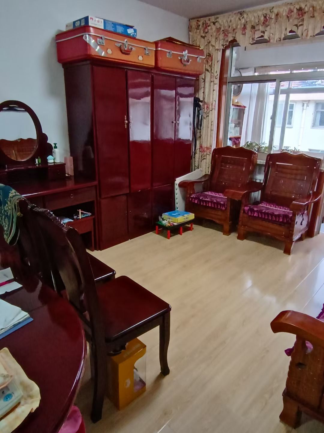 向阳二区4楼70平，精装三室，带所有家电家具，拎包入住