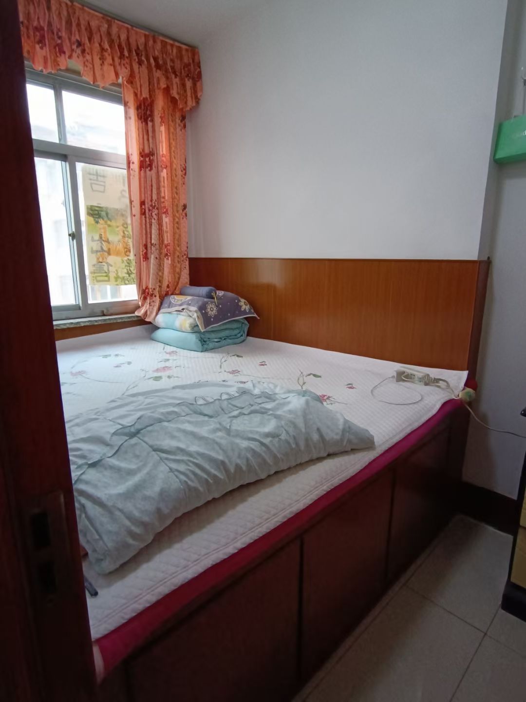 向阳二区4楼70平，精装三室，带所有家电家具，拎包入住