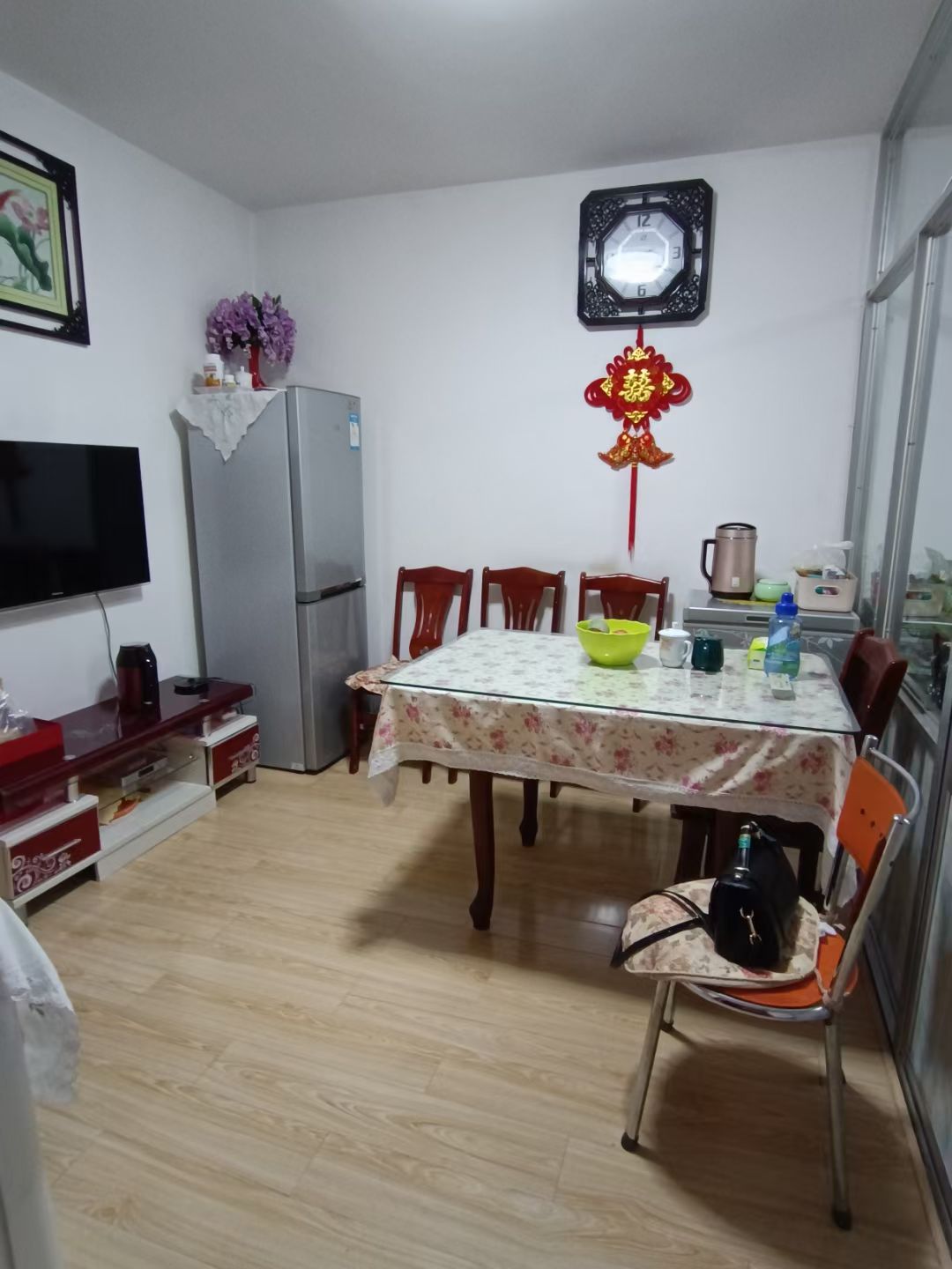 向阳二区4楼70平，精装三室，带所有家电家具，拎包入住