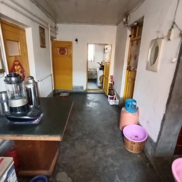 向阳一区贴地二楼出售