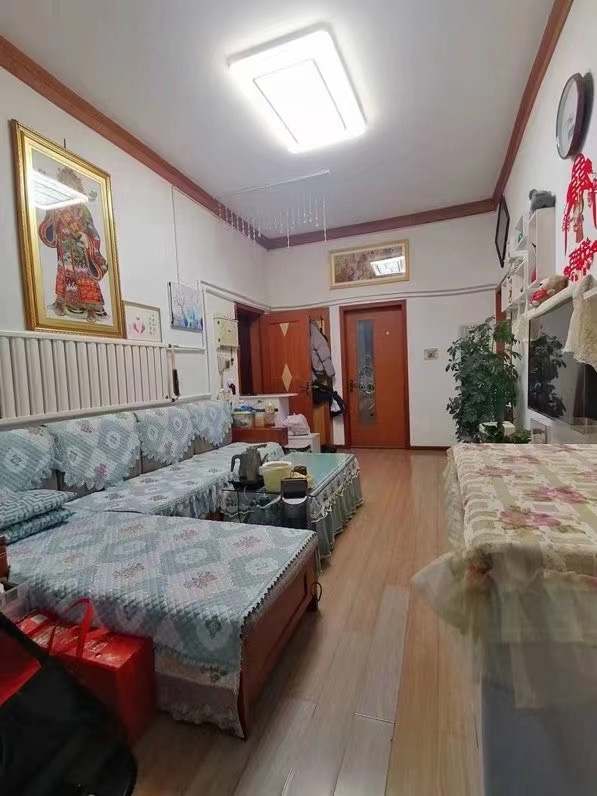 急售，鑫岭家园附近贴地三楼相当于二楼76平，两居室，婚房精装