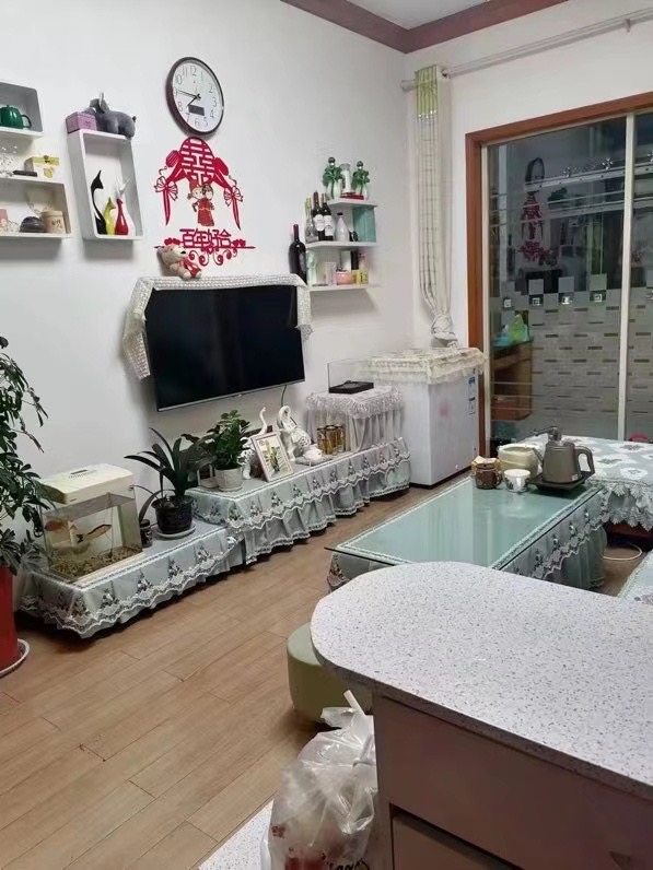 急售，鑫岭家园附近贴地三楼相当于二楼76平，两居室，婚房精装