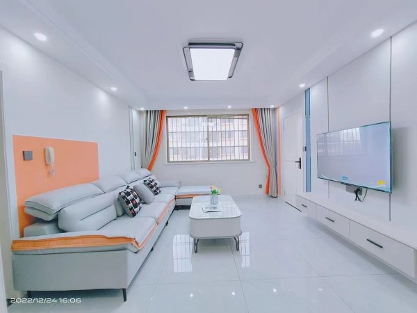 兴发小区3楼 89平 49.8万！3室豪华装修未住带家具