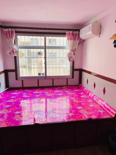 城东三区一楼96平，两居可改三居，家具家电，三个空调，带20