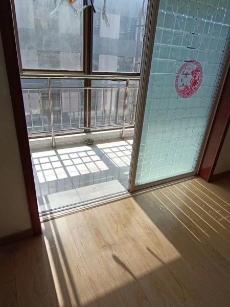 一实小对面嘉悦小区三楼边户100平，框架，两室两厅，实木衣柜