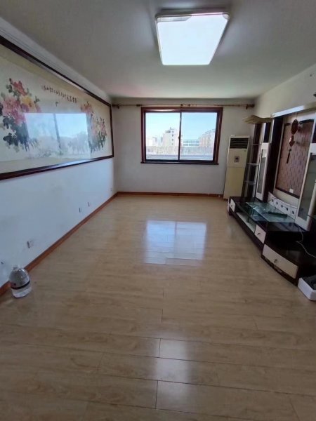 一实小对面嘉悦小区三楼边户100平，框架，两室两厅，实木衣柜