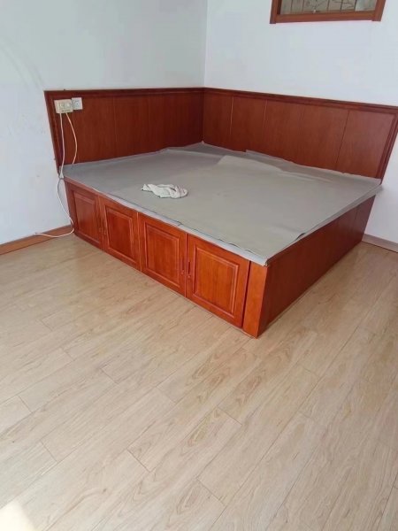 一实小对面嘉悦小区三楼边户100平，框架，两室两厅，实木衣柜