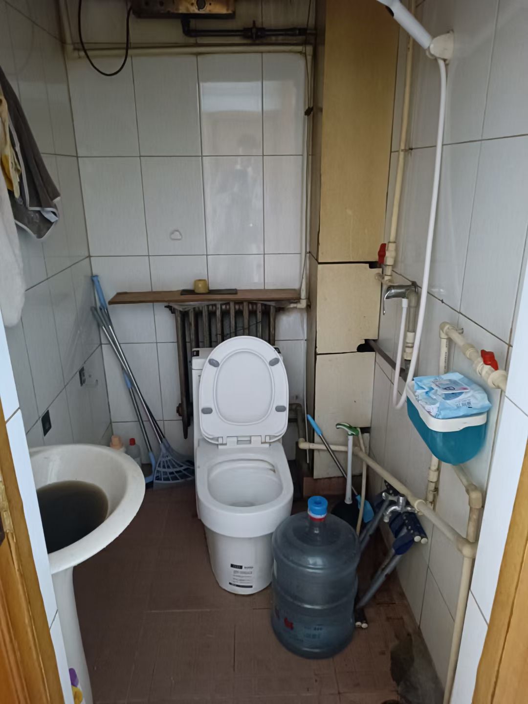 华冠二区2楼，三室一厅，带所有家俱家电，58.4平，实际有7