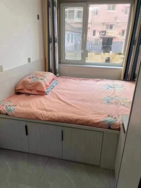 电业小区1楼房东精装未住，69.3平，带小院，平开内倒窗，双