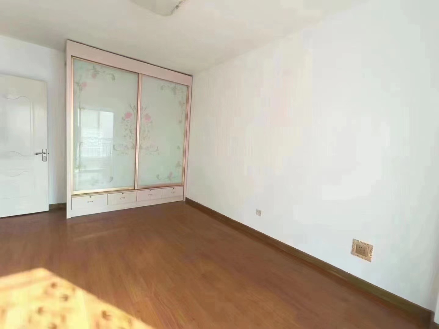 L西城华府 框架三楼 边户 108平，三室两厅