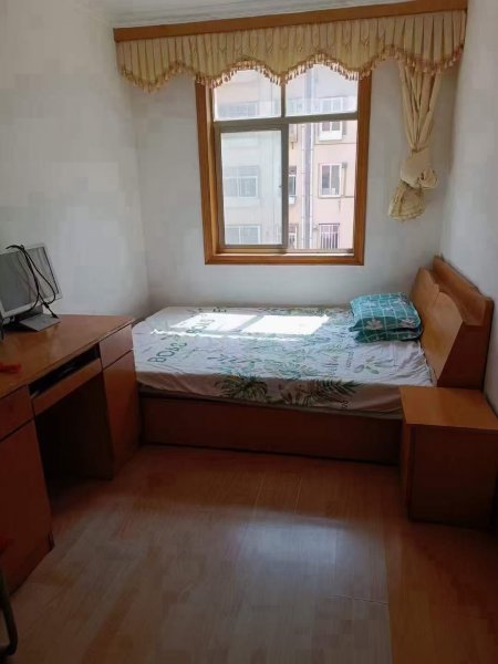 70华冠二区2楼，三室一厅，带所有家俱家电，拎包入住，房本5