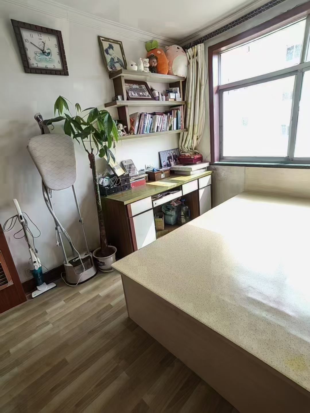 滨河小区二楼边户80平，卫生间带窗户！三室中厅，精装修双气，