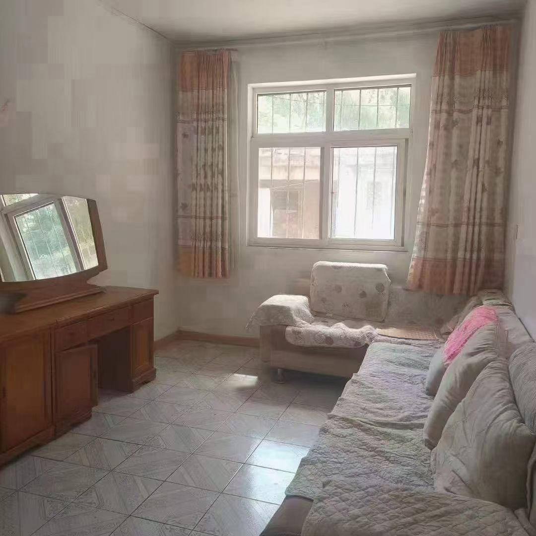 府前学区房，向阳一区贴地一楼80.9平，三室一厅，双气
