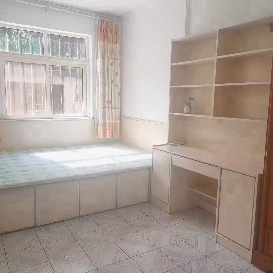 府前学区房，向阳一区贴地一楼80.9平，三室一厅，双气