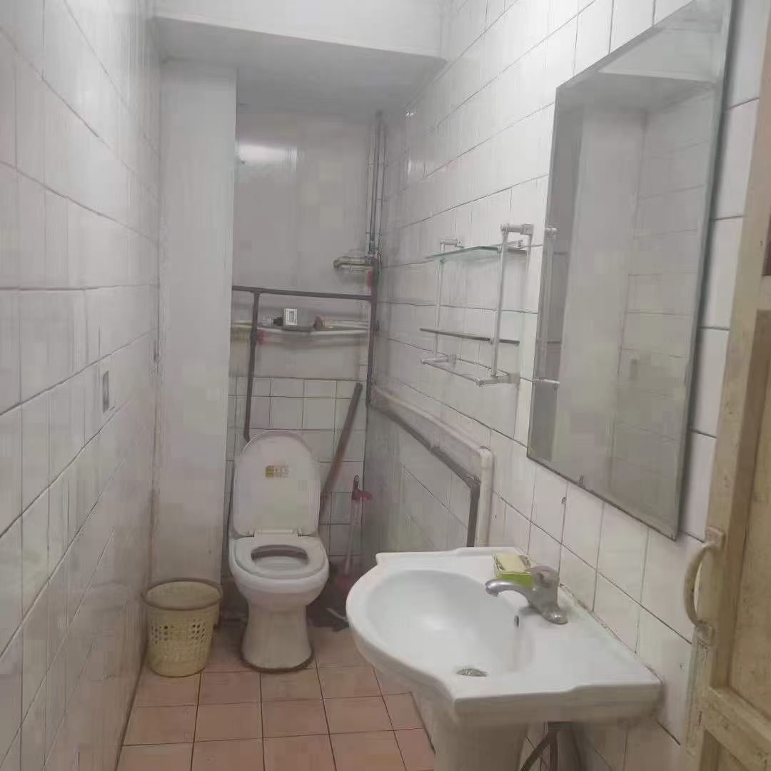 府前学区房，向阳一区贴地一楼80.9平，三室一厅，双气