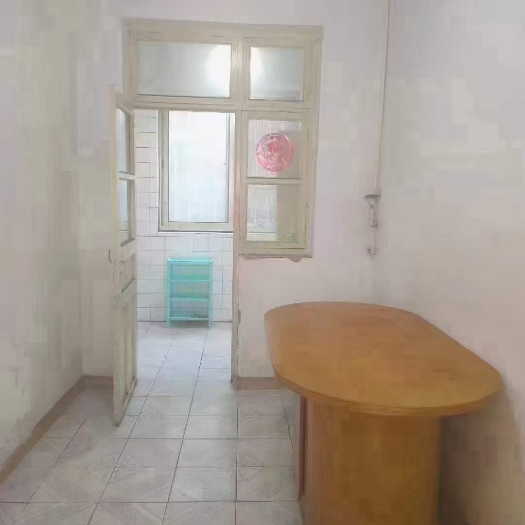 府前学区房，向阳一区贴地一楼80.9平，三室一厅，双气