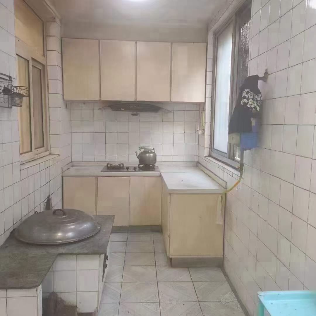 府前学区房，向阳一区贴地一楼80.9平，三室一厅，双气