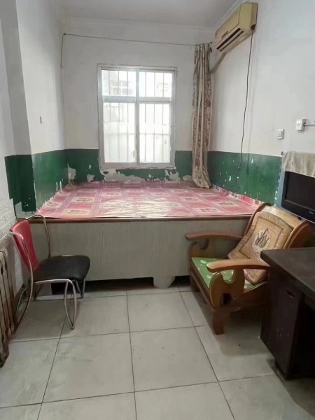 人民广场附近贴地一楼出售