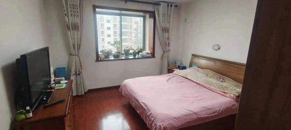 富豪城（坡下）二楼144个平方三室两卫一衣帽间带小露台储藏室