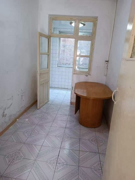 府前学区房，向阳一区贴地一楼81平，三室，精装双气