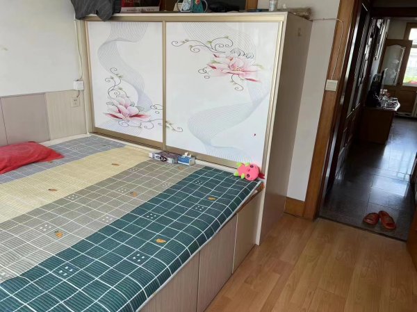 【腾甲庄】3楼80平，精装三室一厅一卫，双气齐全。仅售32.