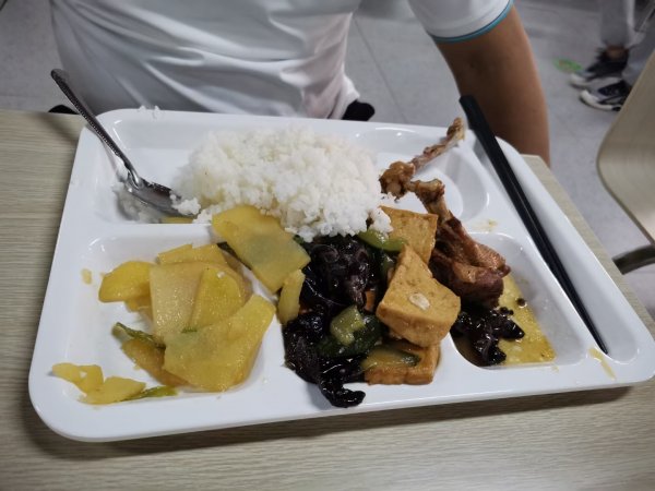 兼职，可短期，周结，20/小时，住宿免费，环境好