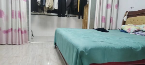 香格里拉二区电梯2楼102平，三室两厅一卫，房东精装未住76