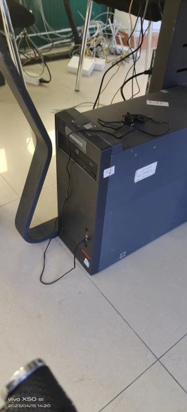 二手组装电脑花了1500买的，用了一个月，32寸的显示器+I