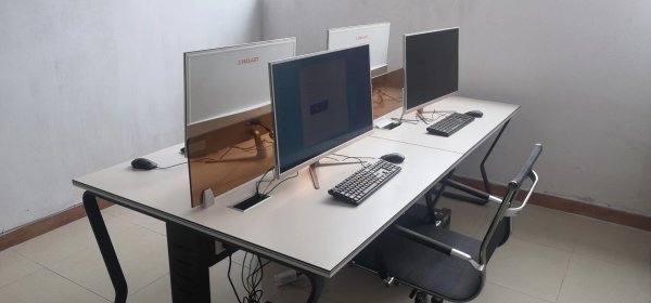 二手组装电脑花了1500买的，用了一个月，32寸的显示器+I