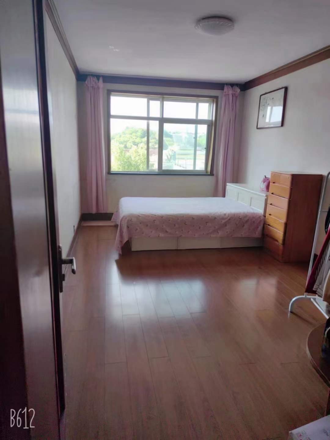 城东三区2楼93平，精装修，送家具家电