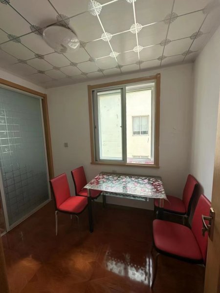 河滨小区起脊五楼90平，婚房短住，两室两厅，卫生间带窗