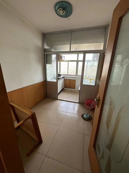 黄埠崖果汁厂家属楼，贴地二楼，58平，两室一厅，17.8万不