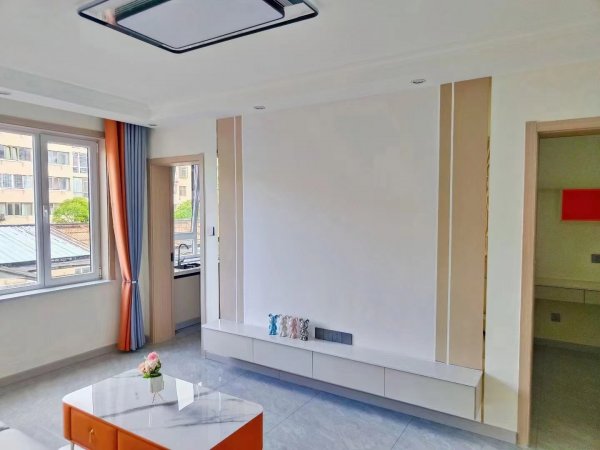 东风花园南一楼92平，精装未住三室，全明户型，地暖，两个草棚