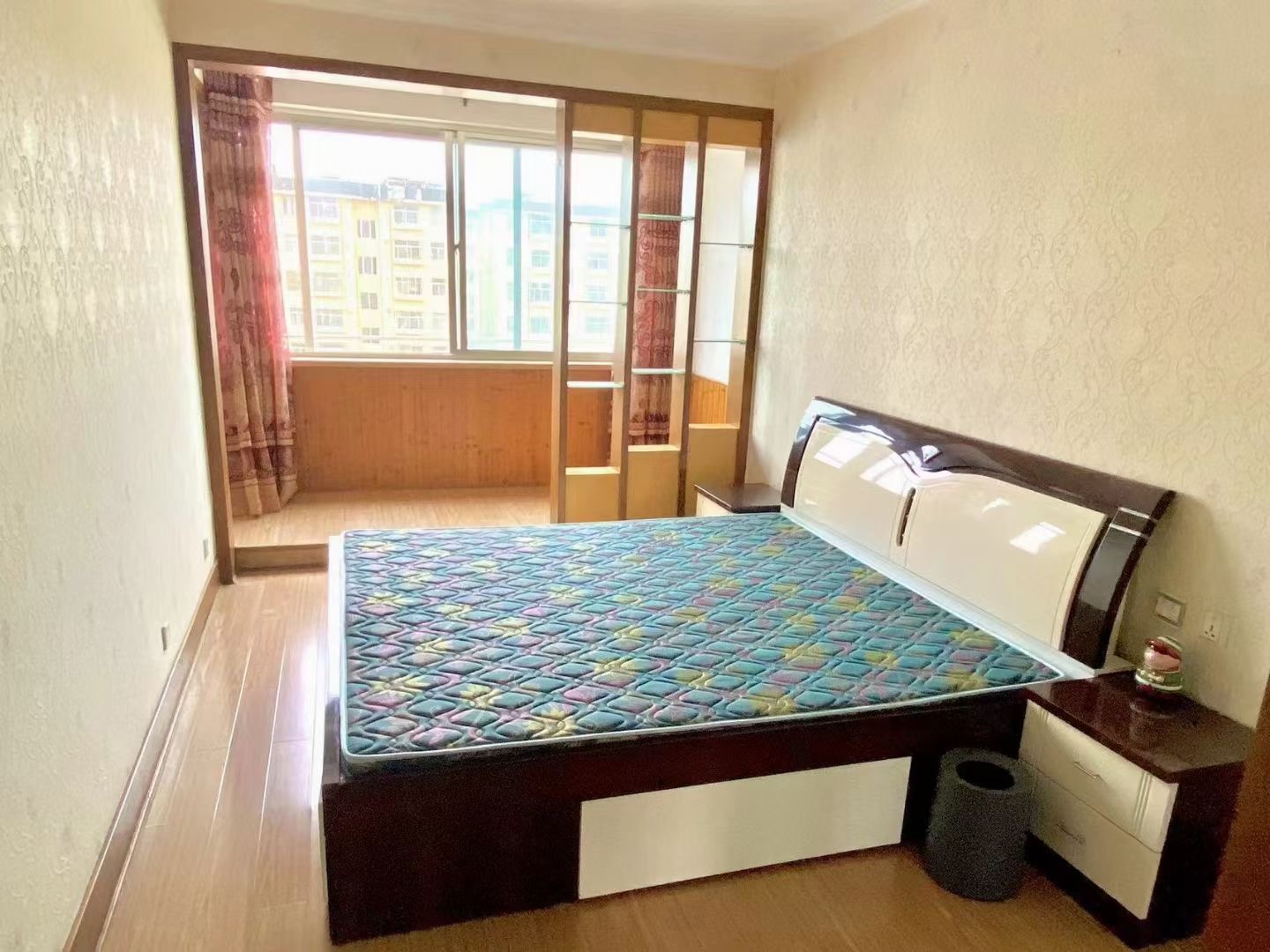金泰小区4楼东边户，全明户型精装双气，家具家电齐全